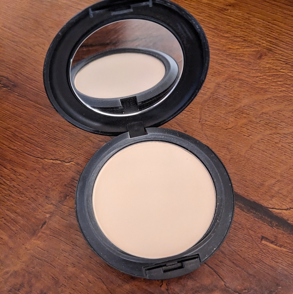 MAC Studio Fix Powder Plus Foundation